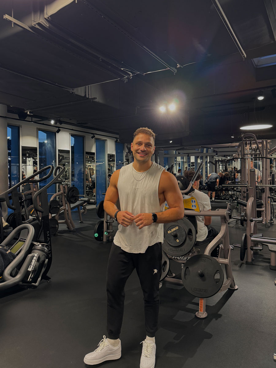 Der Trainer posiert im Fitnessstudio.
